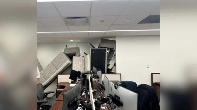 4 dead, including off-duty NYPD police officer, in Midtown Manhattan shooting: Officials