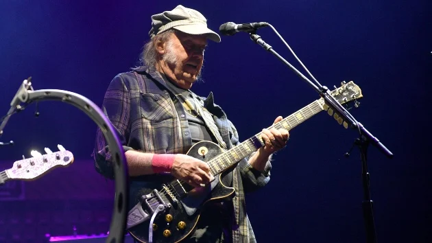 Neil Young plays anti-corporate track ‘This Note’s For You’ for the first time since 1997