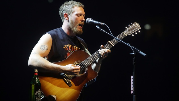 Matt Maeson earns third #1 hit on ﻿’Billboard﻿’ Alternative Airplay chart with ‘Downstairs’