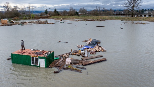 1 dead in Washington state flooding as levee breach prompts evacuations