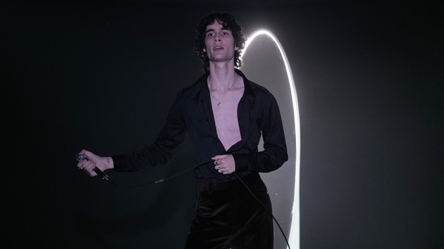 Sombr becomes fourth Jonas Brother at NYC concert