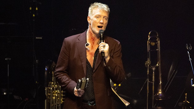 Watch Josh Homme play QotSA songs with Norah Jones on ‘Playing Along﻿’ podcast