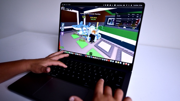 Hundreds of parents ask Roblox board to stop attempts to force lawsuits out of the public eye