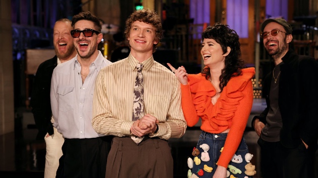 Hozier joins Mumford & Sons for ‘﻿SNL’ ﻿performance of ‘Rubber Band Man’