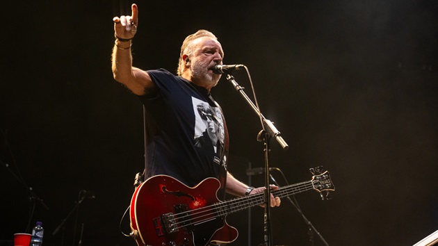 Peter Hook ‘won’t stand with’ New Order at Rock & Roll Hall of Fame induction ceremony