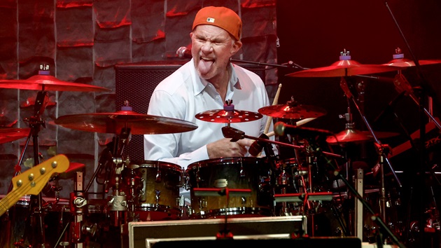 Watch RHCP’s Chad Smith play with Paul McCartney & pretend to be Will Ferrell on ‘﻿SNL’