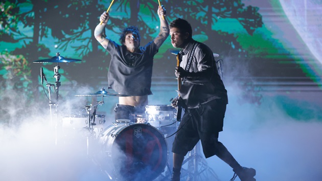 Twenty One Pilots perform and win at 2026 American Music Awards