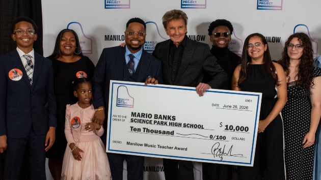Barry Manilow celebrating local music educators on arena tour