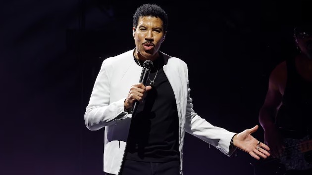 Lionel Richie returns home after checking himself into hospital